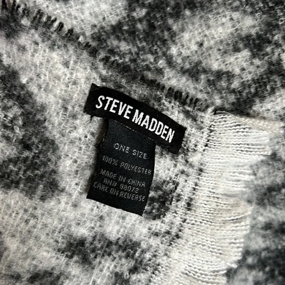 Steve Madden animal print wrap shawl - Picture 3 of 3